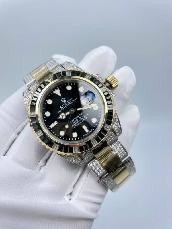 The new Rolex SUB model, with a size of 40mm. The new strap features: diamonds on both sides and a shiny center.