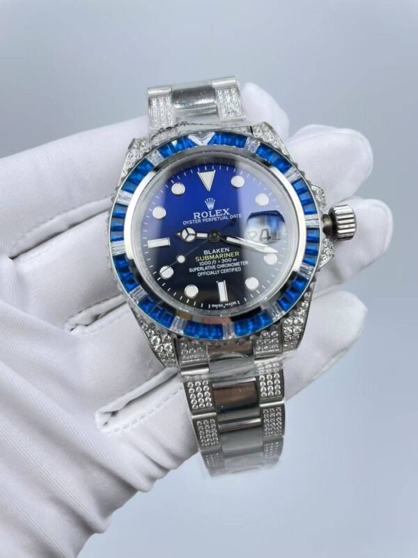 The new Rolex SUB model, with a size of 40mm. The new strap features: diamonds on both sides and a shiny center.