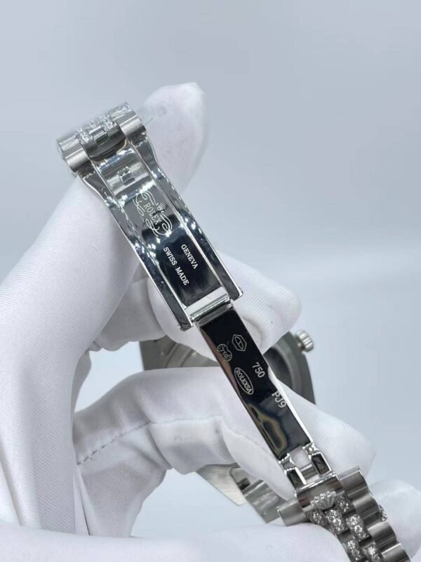 Rolex new model with a 5-bead set crystal bezel, size 41mm