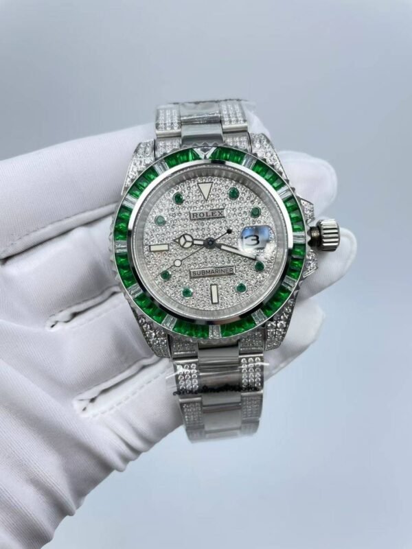 The new Rolex Submariner "Aurora" model has a size of 40mm. The new strap design features diamonds on both sides and a shiny center section.