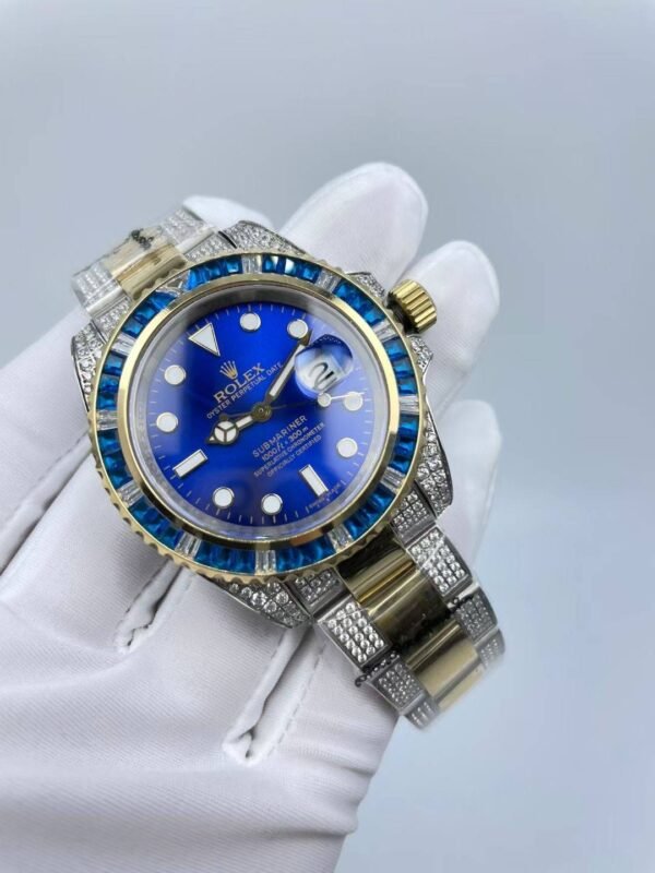 The new Rolex SUB model, with a size of 40mm. The new strap features: diamonds on both sides and a shiny center.