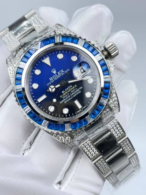 The new Rolex SUB model, with a size of 40mm. The new strap features: diamonds on both sides and a shiny center.