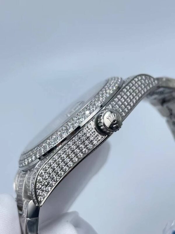 Rolex's new full diamond flat three-link bracelet, with a starry sky dial featuring colorful Arabic numerals, measures 41mm.