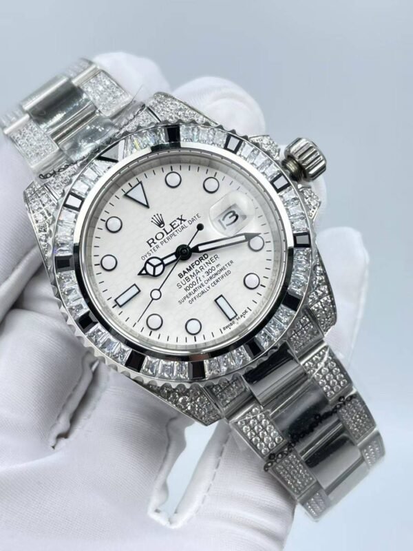 The new Rolex SUB model, with a size of 40mm. The new strap features: diamonds on both sides and a shiny center.