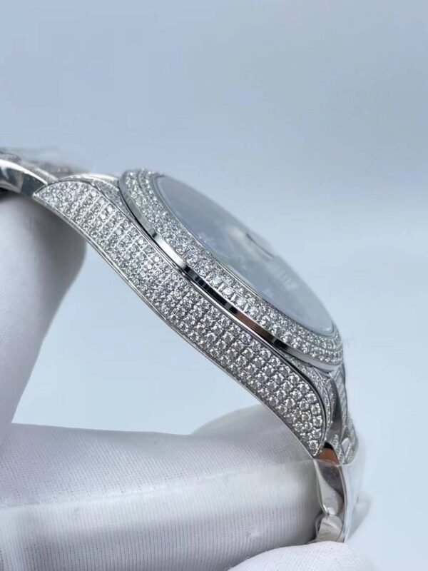 Rolex's new full-diamond single-date Roman bezel model, with a size of 41mm