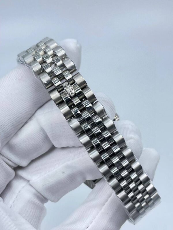 New log entry - Blue dial  Set with diamonds  31mm