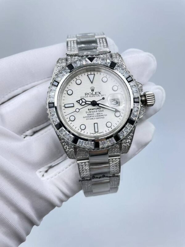 The new Rolex SUB model, with a size of 40mm. The new strap features: diamonds on both sides and a shiny center.