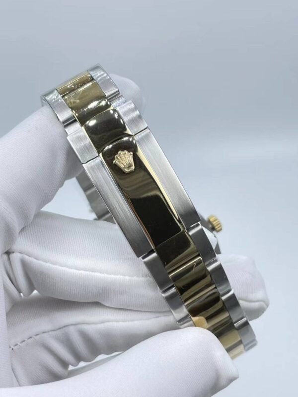 Rolex's new Datejust with a small bezel and small dial, 36mm in size (with a small grain bracelet)