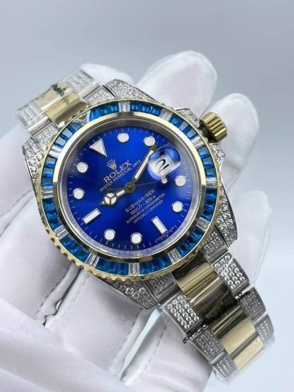 The new Rolex SUB model, with a size of 40mm. The new strap features: diamonds on both sides and a shiny center.