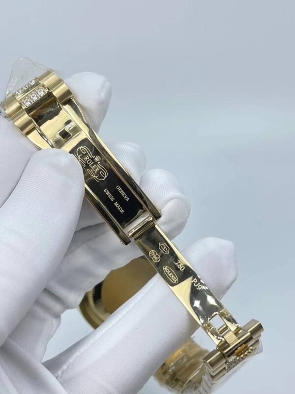 Rolex medium-sized dual-time zone blue-dial six-o'clock 16-tread strap style, with a size of 36 millimeters.