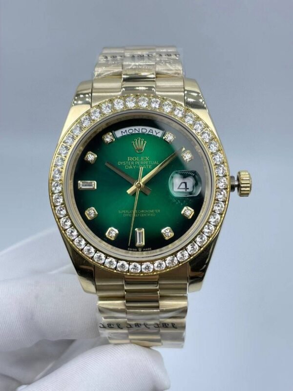 CL~ZQ11IF5T$[UVD}U%%~DG_tmb New Sunday Calendar Type Set with diamonds 41mm