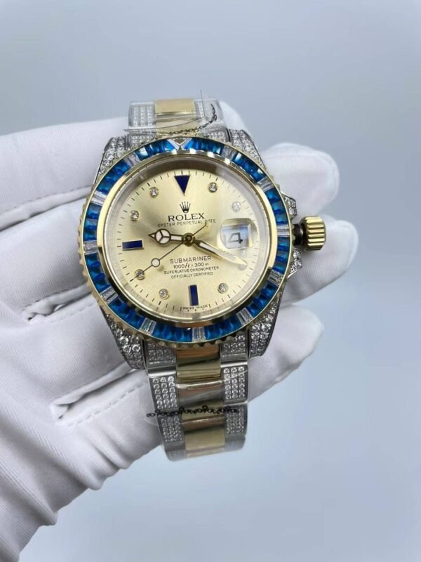 The new Rolex SUB model, with a size of 40mm. The new strap features: diamonds on both sides + shiny center.