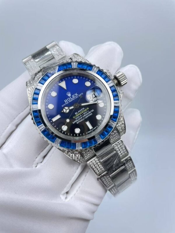 The new Rolex SUB model, with a size of 40mm. The new strap features: diamonds on both sides and a shiny center.