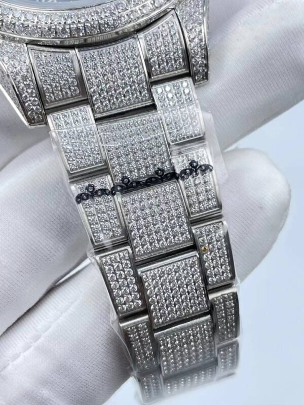 Rolex's new full-diamond single-date Roman bezel model, with a size of 41mm