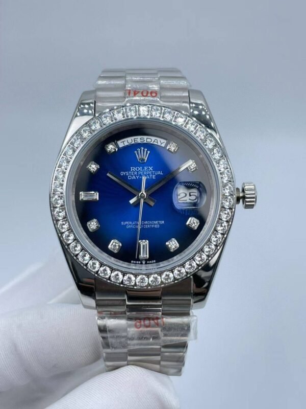 New Sunday Calendar Type     Set with diamonds  41mm