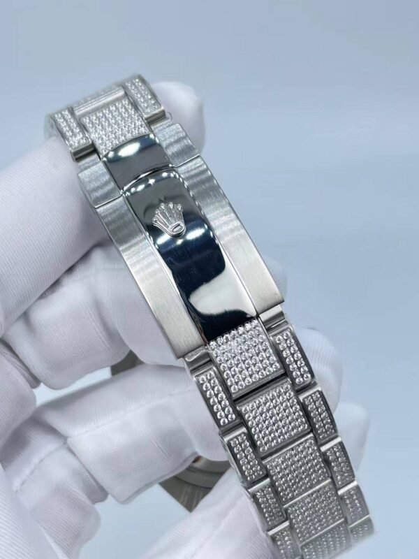 Rolex's new full-diamond single-date Roman bezel model, with a size of 41mm