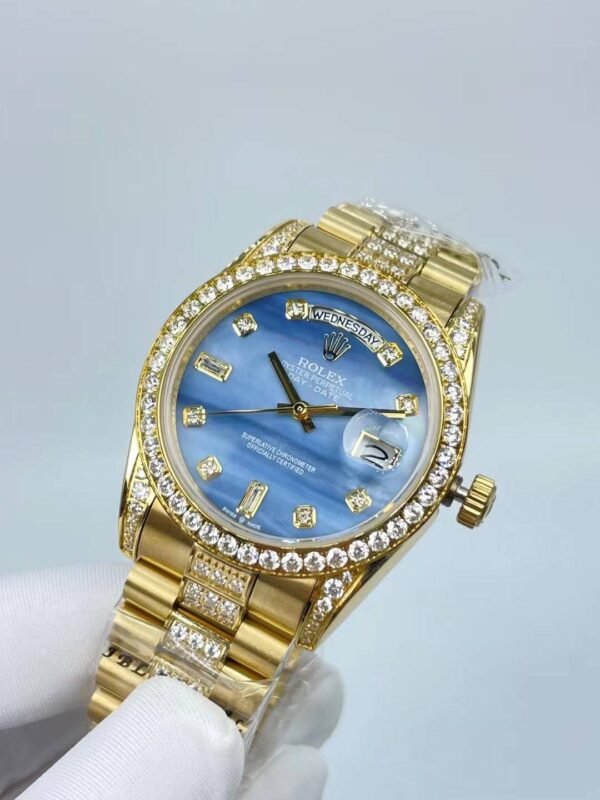Rolex medium-sized dual-time zone blue-dial six-o'clock 16-tread strap style, with a size of 36 millimeters.