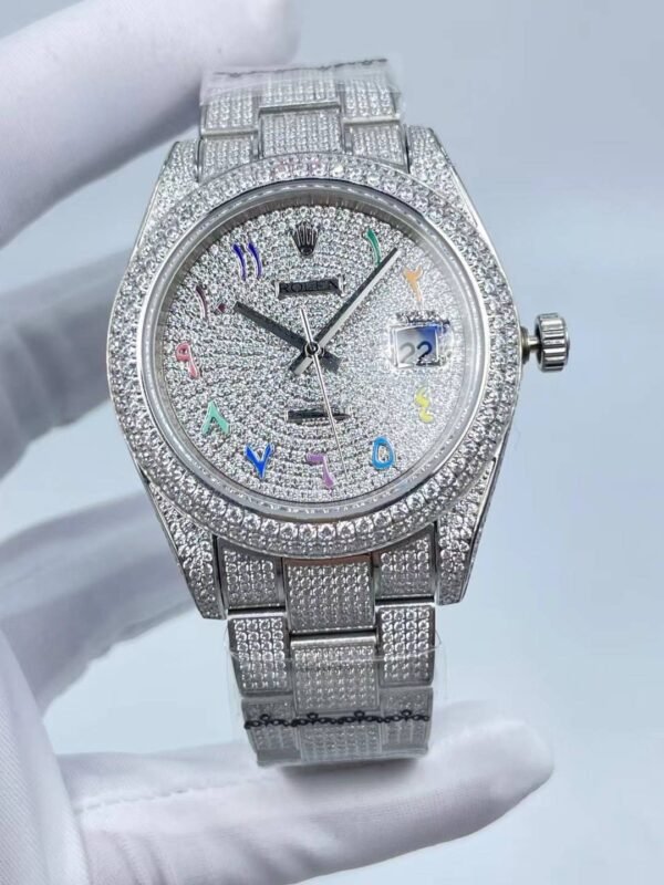 KB6YQ{0X6$LFR[H_(D59(~O_tmb Rolex's new full diamond flat three-link bracelet, with a starry sky dial featuring colorful Arabic numerals, measures 41mm.