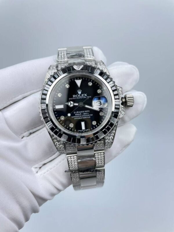 The new Rolex Submariner model, with a size of 40mm. The new strap design: diamonds on both sides + shiny center.