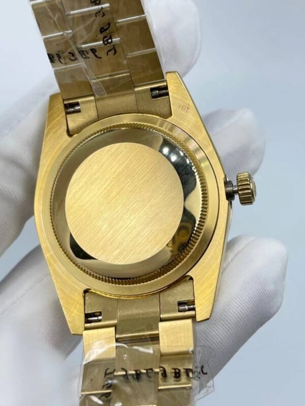 Rolex medium-sized dual-time zone blue-dial six-o'clock 16-tread strap style, with a size of 36 millimeters.