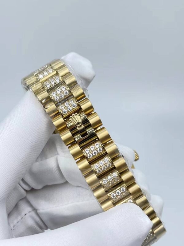 Rolex medium-sized dual-time zone blue-dial six-o'clock 16-tread strap style, with a size of 36 millimeters.