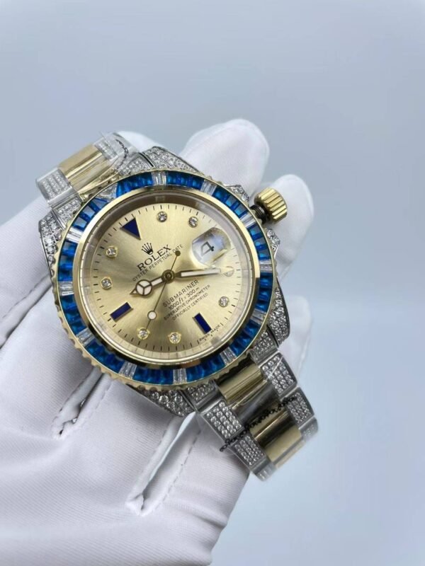 The new Rolex SUB model, with a size of 40mm. The new strap features: diamonds on both sides + shiny center.