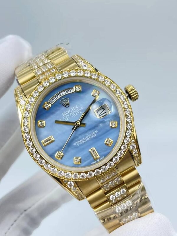 Rolex medium-sized dual-time zone blue-dial six-o'clock 16-tread strap style, with a size of 36 millimeters.