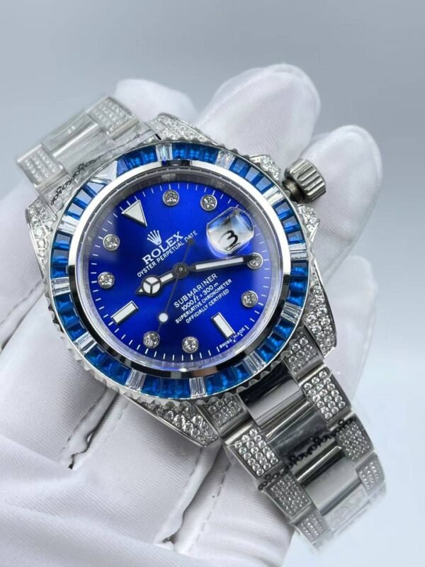 The new Rolex Submariner model, with a size of 40mm. The new strap design: diamonds on both sides + shiny center.