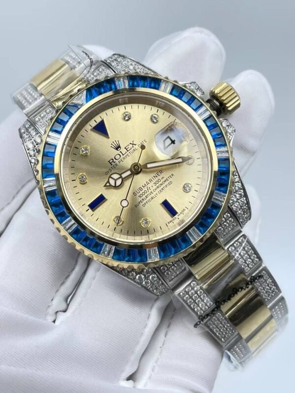 The new Rolex SUB model, with a size of 40mm. The new strap features: diamonds on both sides + shiny center.