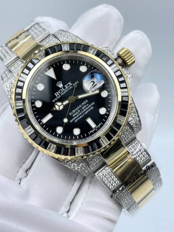 The new Rolex SUB model, with a size of 40mm. The new strap features: diamonds on both sides and a shiny center.