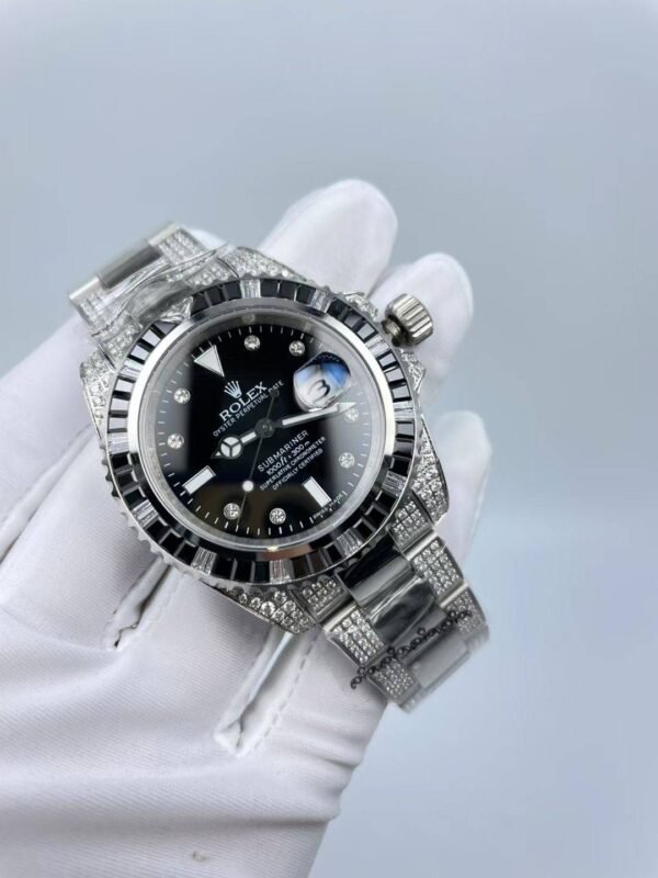 The new Rolex Submariner model, with a size of 40mm. The new strap design: diamonds on both sides + shiny center.