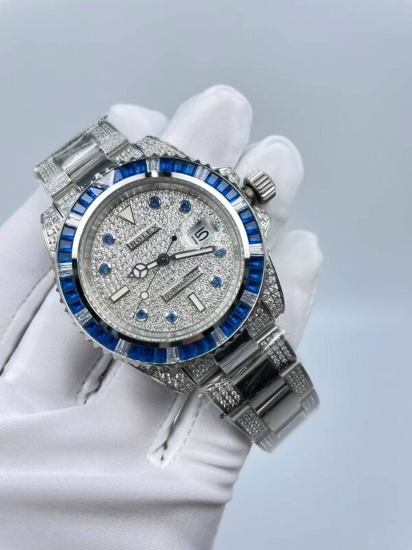 The new Rolex Submariner "Aurora" model has a size of 40mm. The new strap design features diamonds on both sides and a shiny center section.