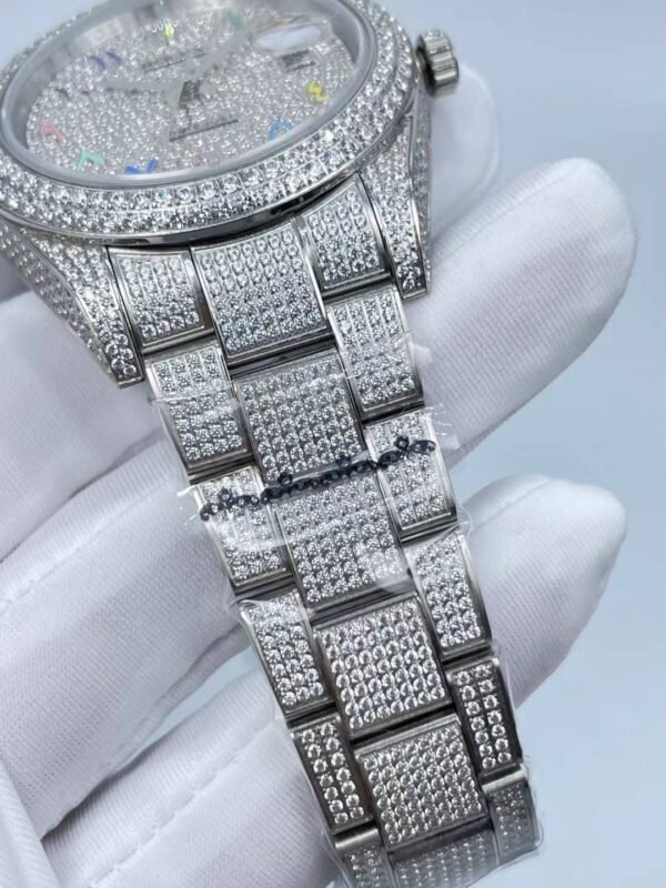Rolex's new full diamond flat three-link bracelet, with a starry sky dial featuring colorful Arabic numerals, measures 41mm.