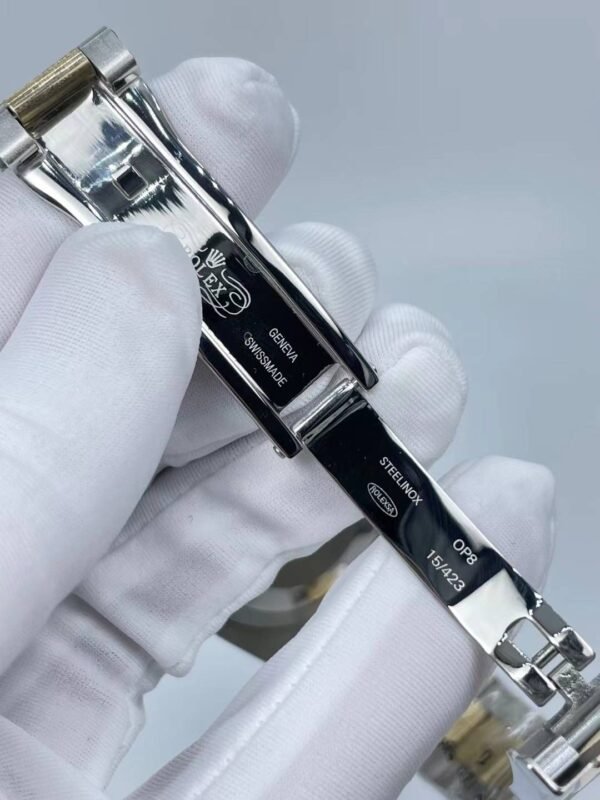 Rolex's new full-diamond single-date Roman bezel model, with a size of 41mm