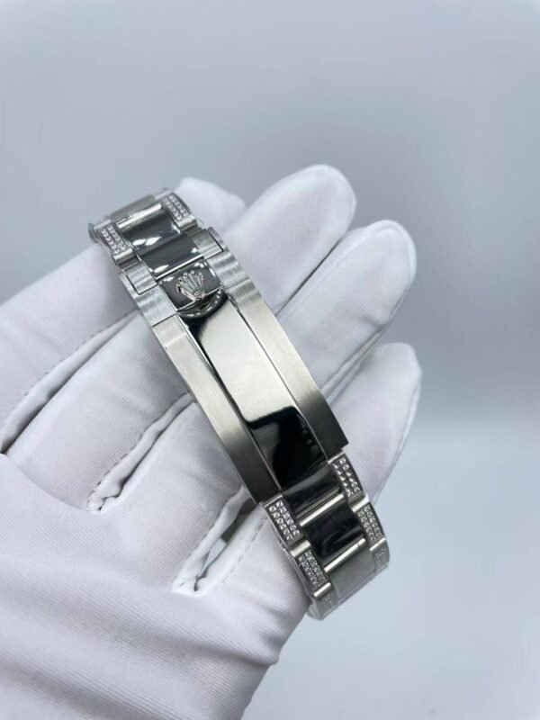 The new Rolex Submariner model, with a size of 40mm. The new strap design: diamonds on both sides + shiny center.