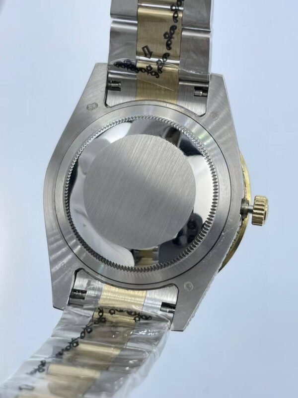 The new log features a diamond icon and a new style strap  41mm