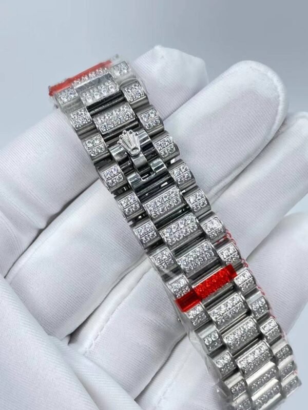 Rolex's new full-diamond double-calendar three-dimensional Roman dial, size 41mm