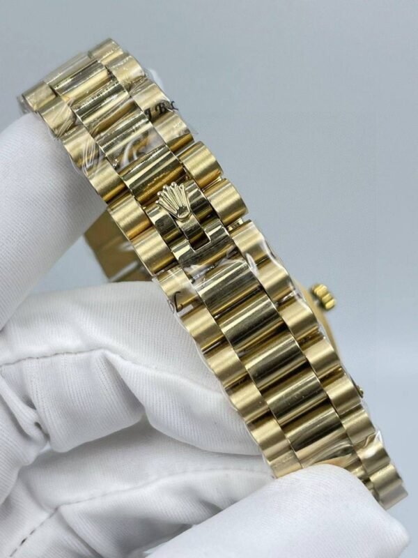 New Sunday Calendar Type   Set with diamonds  41mm