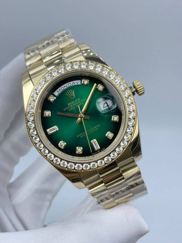 New Sunday Calendar Type   Set with diamonds  41mm