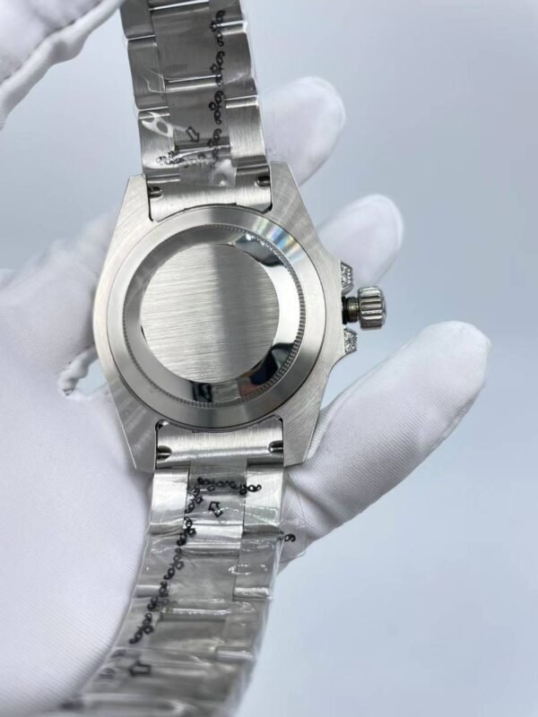 The new Rolex Submariner model, with a size of 40mm. The new strap design: diamonds on both sides + shiny center.