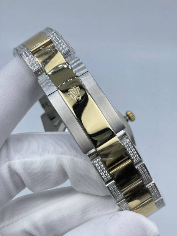 The new log features a diamond icon and a new style strap  41mm