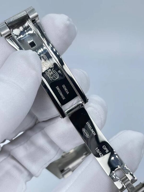 Rolex's new full-diamond single-date Roman bezel model, with a size of 41mm