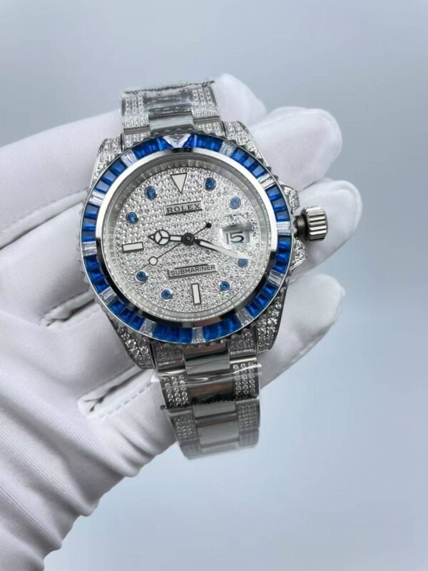 The new Rolex Submariner "Aurora" model has a size of 40mm. The new strap design features diamonds on both sides and a shiny center section.