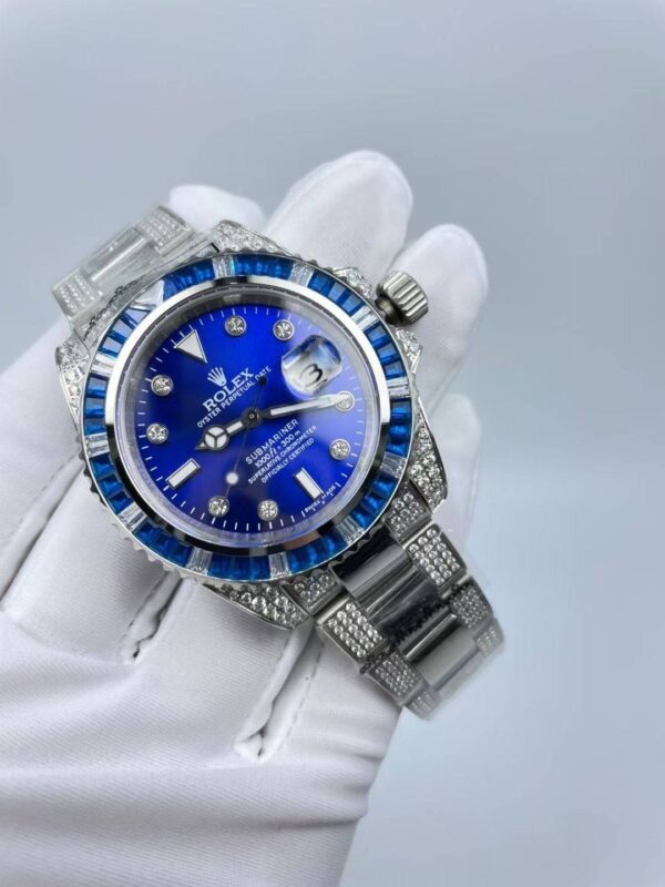 The new Rolex Submariner model, with a size of 40mm. The new strap design: diamonds on both sides + shiny center.