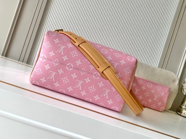 Model number M13914 - Pink. This is the Speedy P9 Bandoulière 30 handbag.   32 x 22.5 x 18 cm (length x height x width)