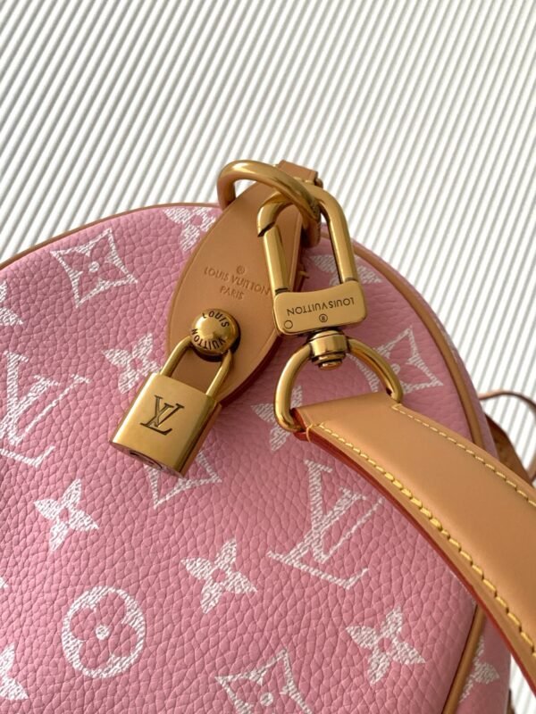 Model number M13914 - Pink. This is the Speedy P9 Bandoulière 30 handbag.   32 x 22.5 x 18 cm (length x height x width)