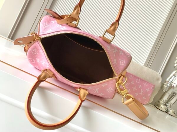 Model number M13914 - Pink. This is the Speedy P9 Bandoulière 30 handbag.   32 x 22.5 x 18 cm (length x height x width)