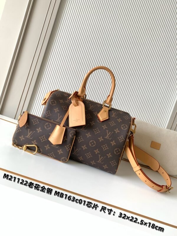 Model number M21122 vintage style. This Speedy P9 Bandoulière 30 handbag measures 32 x 22.5 x 18 cm (length x height x width).