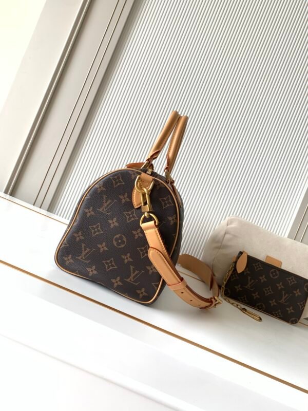 Model number M21122 vintage style. This Speedy P9 Bandoulière 30 handbag measures 32 x 22.5 x 18 cm (length x height x width).