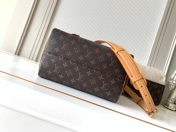 Model number M21122 vintage style. This Speedy P9 Bandoulière 30 handbag measures 32 x 22.5 x 18 cm (length x height x width).